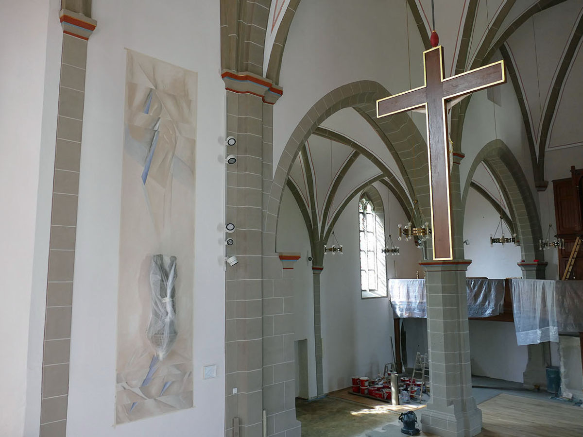 Malerischer Spiegel an der gotischen Madonna in St. Crescentius (Foto: Karl-Franz Thiede)